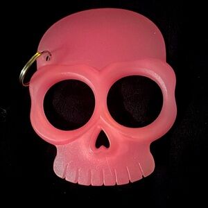Self-defense keychain in pink skull with heart nose